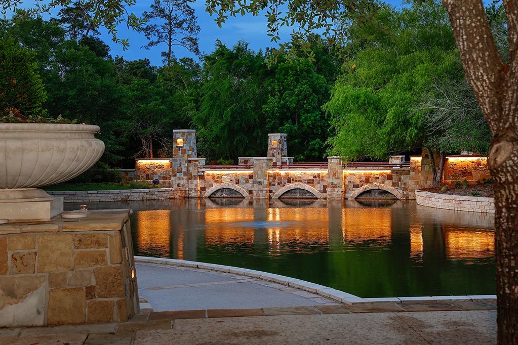 75 Colonial Row Drive, The Woodlands, Texas image 3