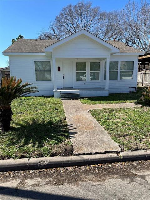 Single Family Residence in Baytown TX 1215 Houston Street.jpg