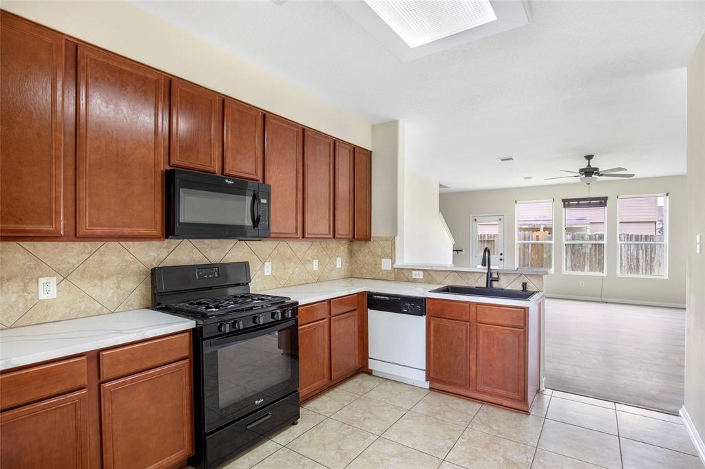 1726 Sun Point Court, Humble, Texas image 11