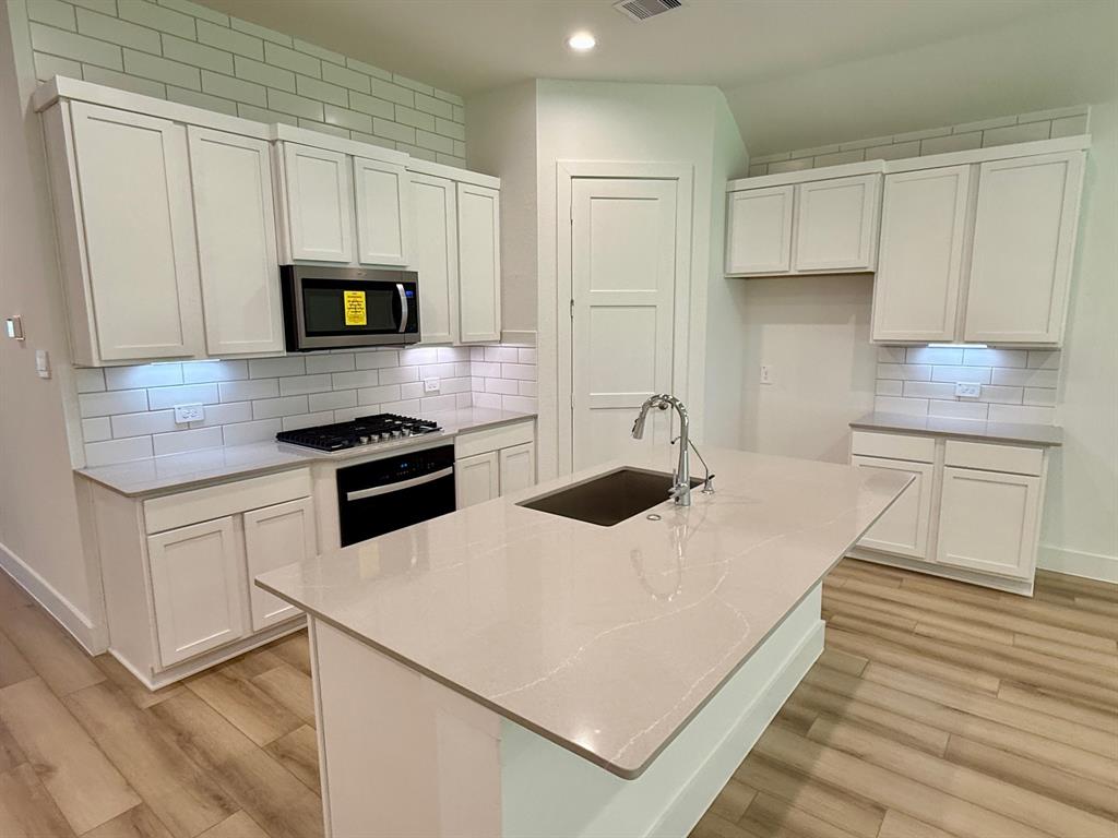 226 Springfield Terrace Court, Conroe, Texas image 5