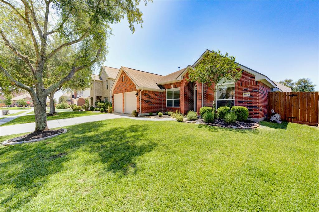 12006 Bright Landing Court, Pearland, Texas image 2