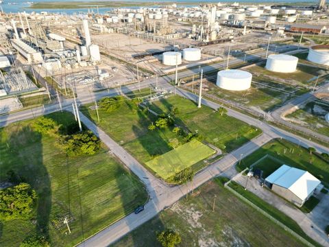Photo of 631 3rd Avenue S, Texas City, TX 77590 (MLS # 31848745)