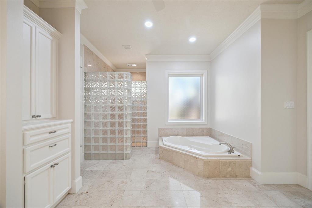 1506 Sheltering Oaks Lane, Kingwood, Texas image 22