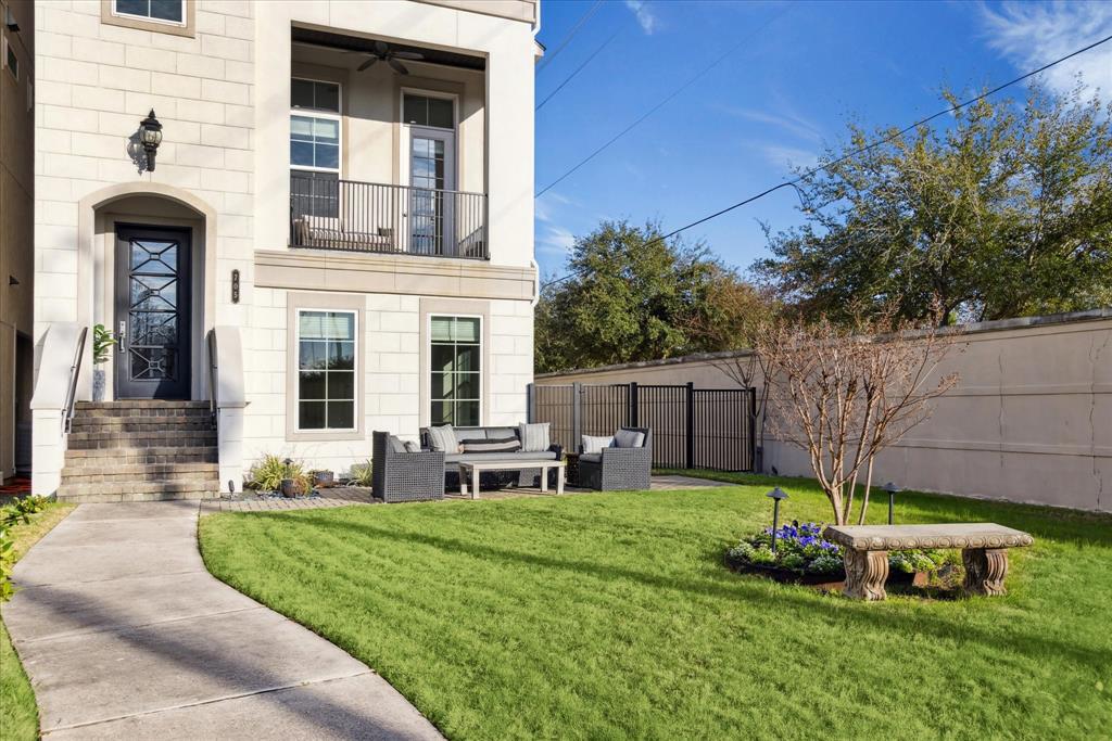 705 Somerset Commons Lane, Houston, Texas image 3