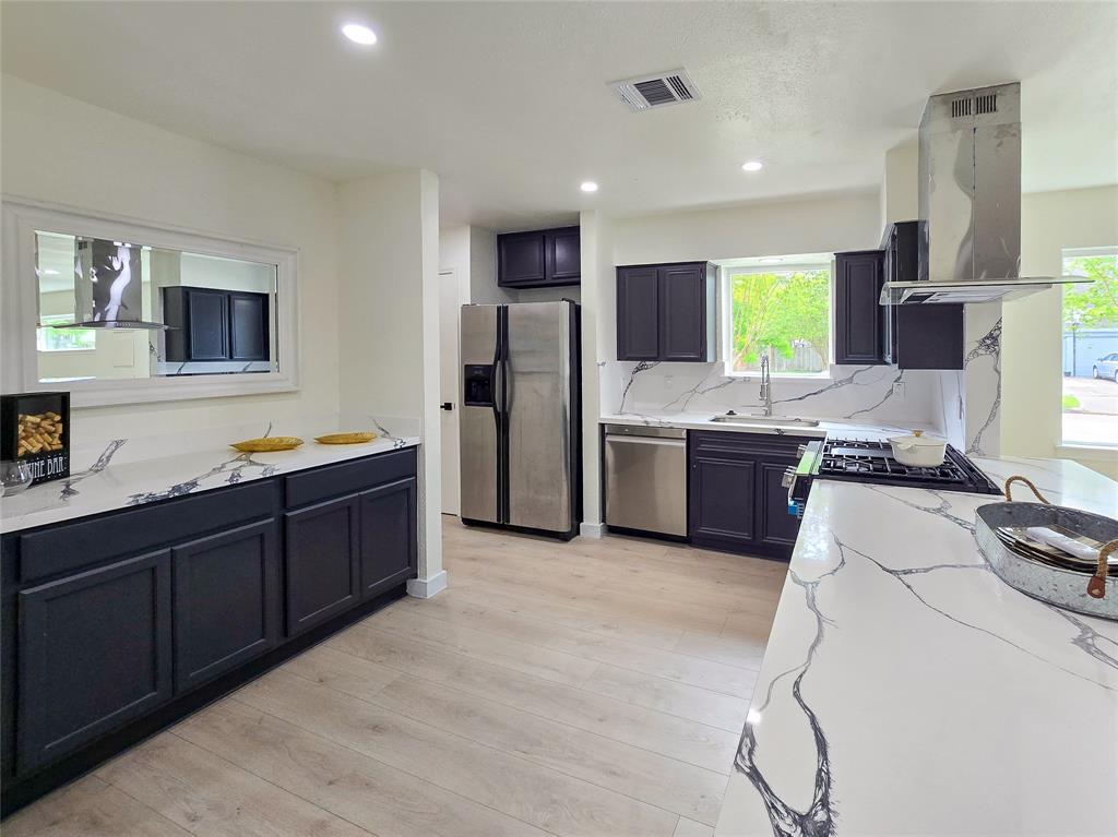 11711 Kangaroo Court, Meadows Place, Texas image 8