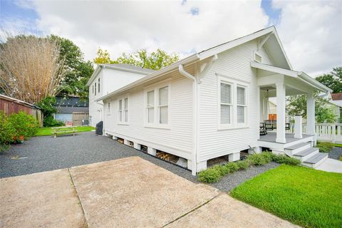 Photo of 811 W 13th Street, Houston, TX 77008 (MLS # 93542404)