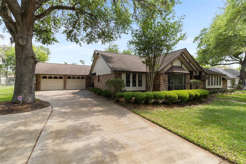 1007 Oleander Street, Lake Jackson, Texas image 2