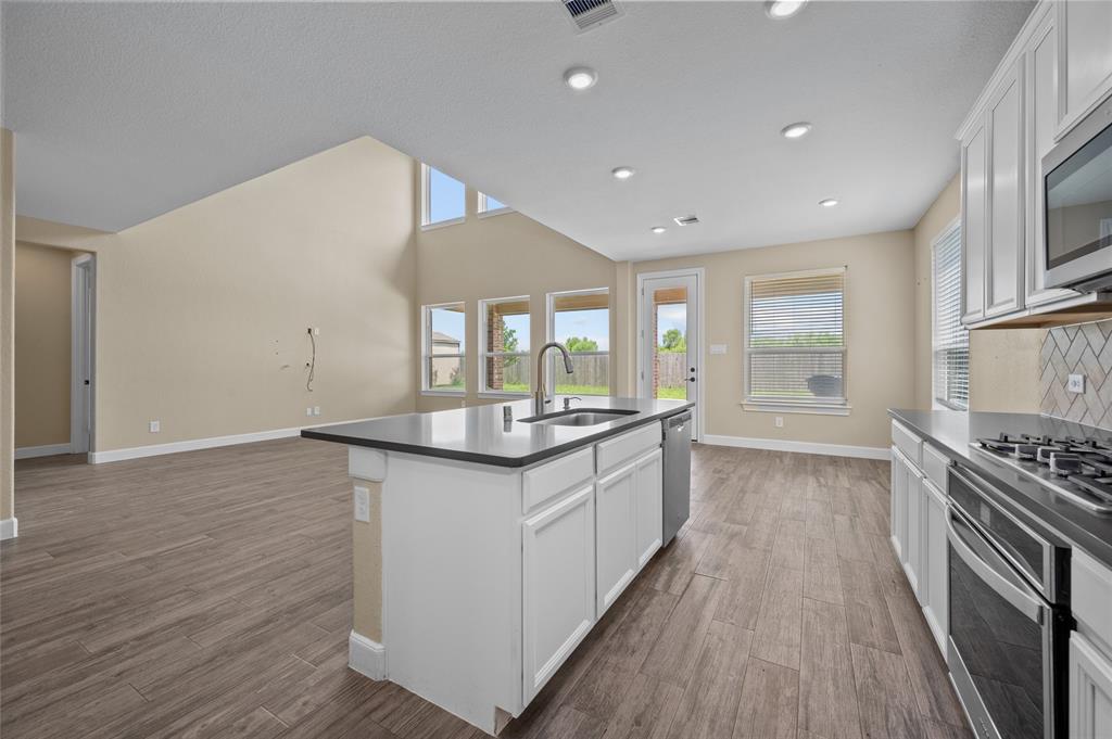 14014 Phelps Drive, Mont Belvieu, Texas image 12