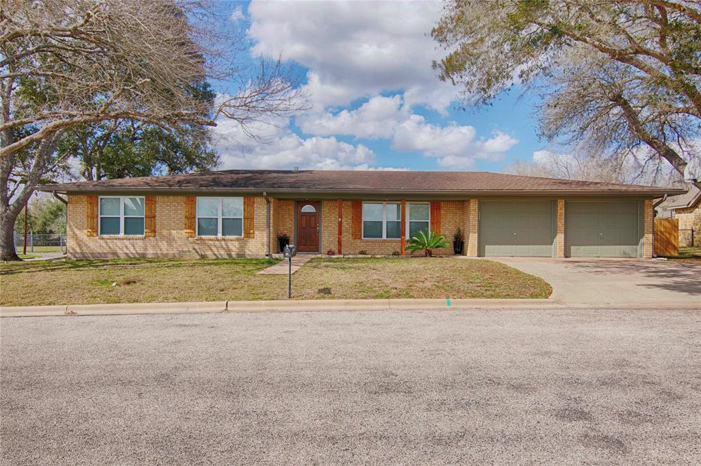 221 W Wagner Street, Shiner, Texas image 2