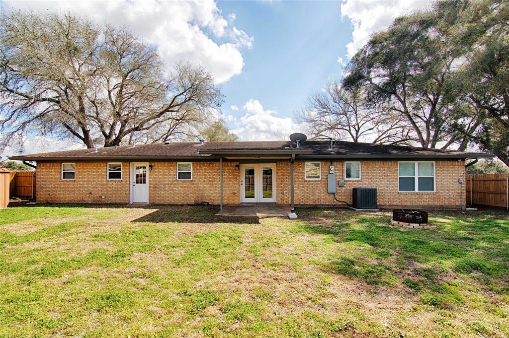 221 W Wagner Street, Shiner, Texas image 23