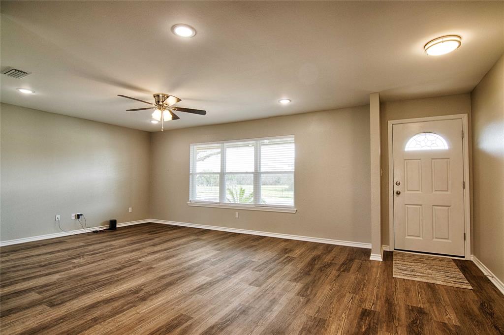 221 W Wagner Street, Shiner, Texas image 6