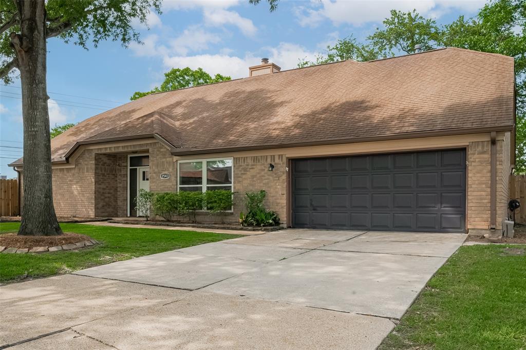 2543 Forge Stone Drive, Friendswood, Texas image 2