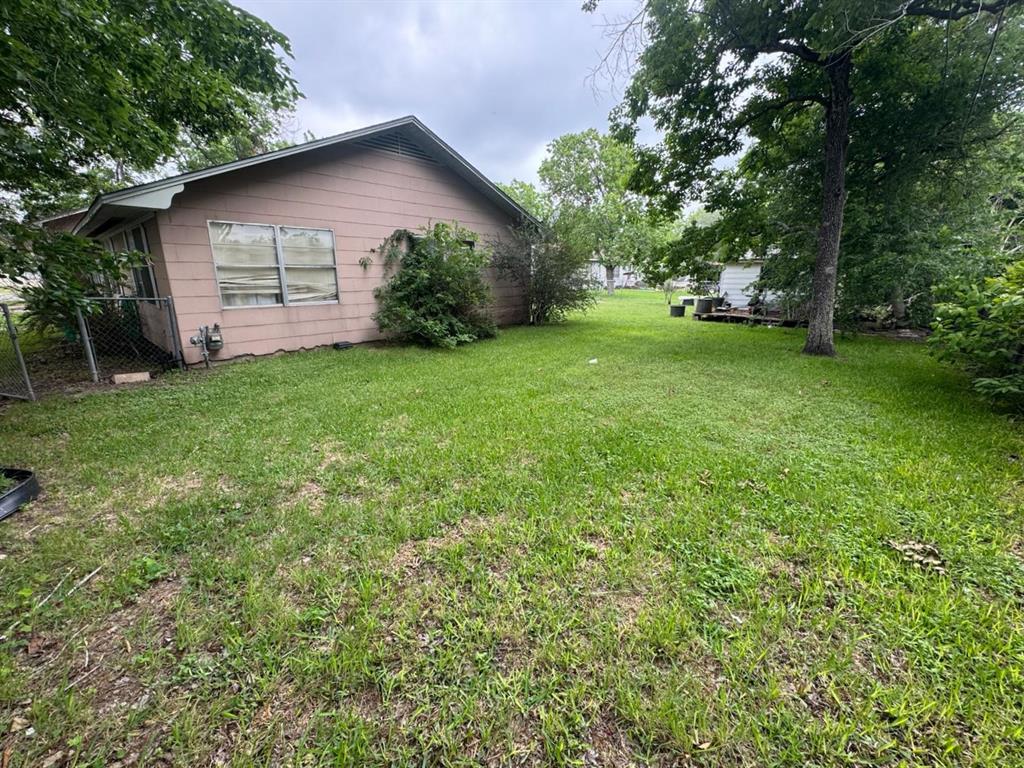 406 W North Street, Weimar, Texas image 2