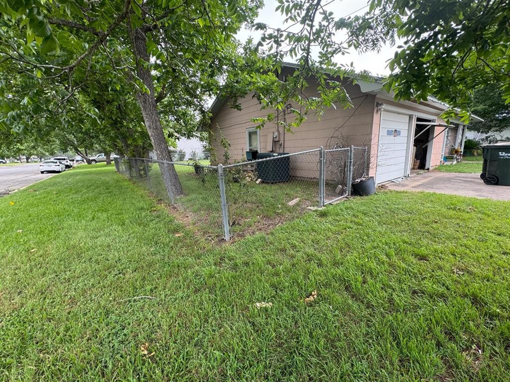 406 W North Street, Weimar, Texas image 3