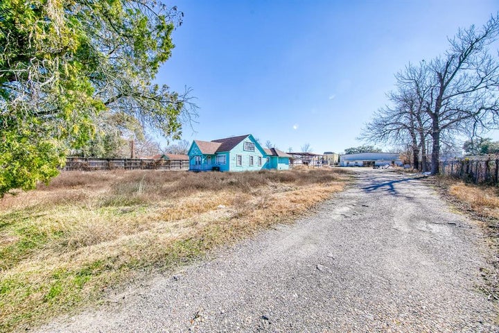 Photo 1 of 26 — 302 E Rogers Street, Houston, TX 77022