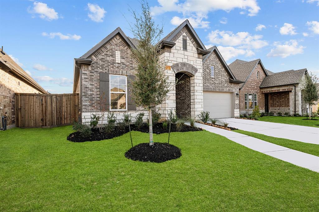 12331 Grassy Bend Drive, Mont Belvieu, Texas image 2