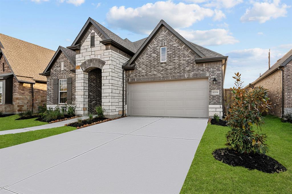 12331 Grassy Bend Drive, Mont Belvieu, Texas image 3