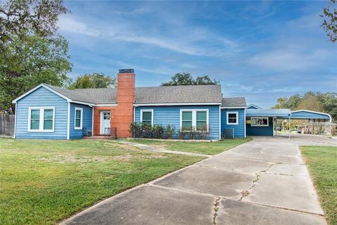 Single Family Residence in Eagle Lake TX 603 Mccarty Avenue.jpg