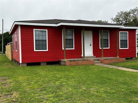 Single Family Residence in Freeport TX 1103 6th Street.jpg