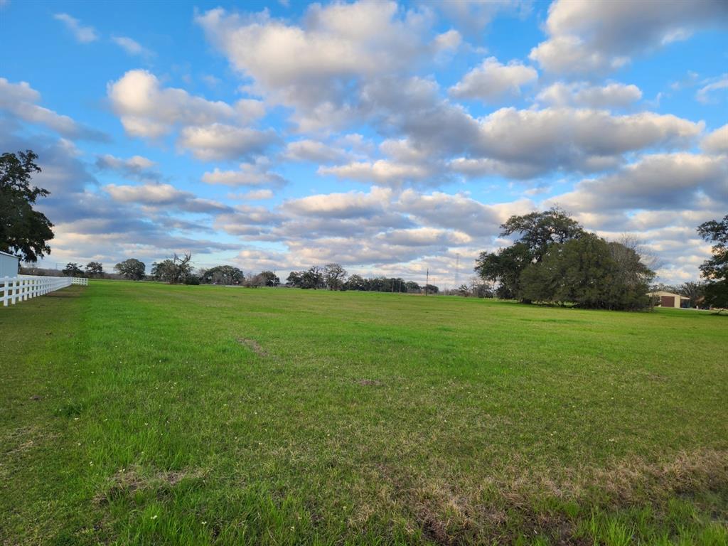 271 Cattle Drive Trail, Angleton, Texas image 3