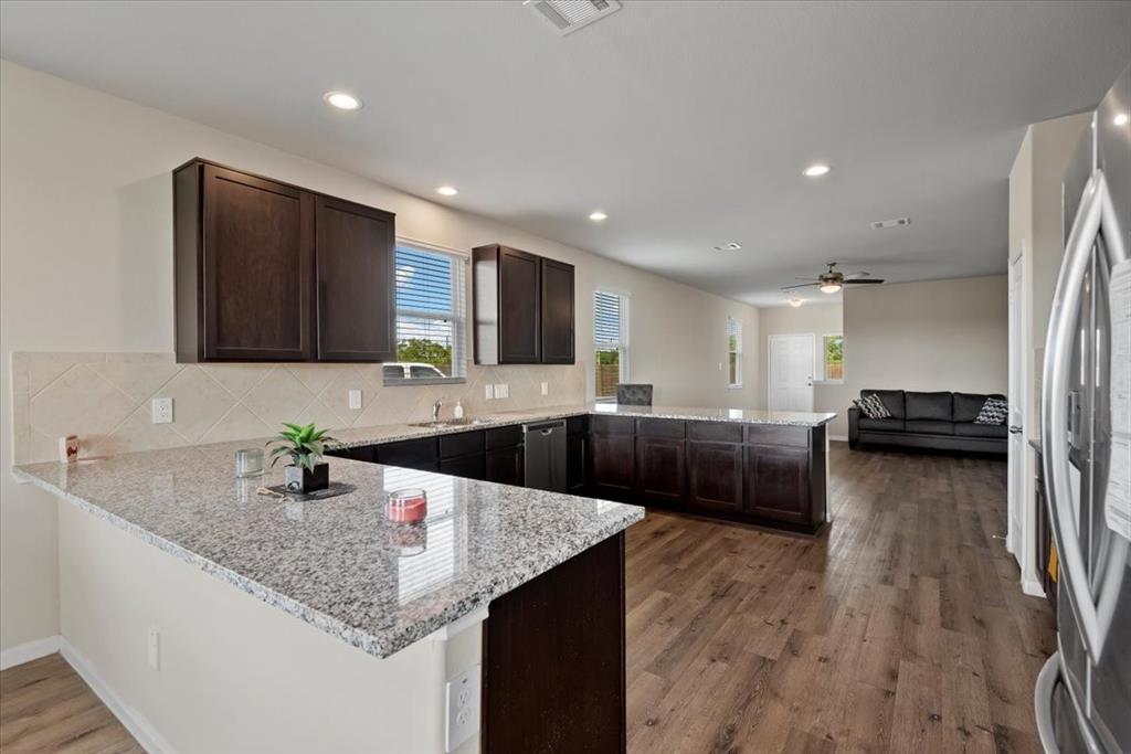5639 Brooklyn Rose Drive, Rosharon, Texas image 19