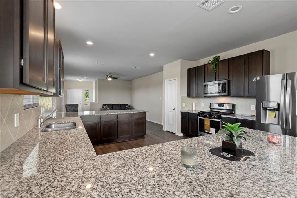 5639 Brooklyn Rose Drive, Rosharon, Texas image 20