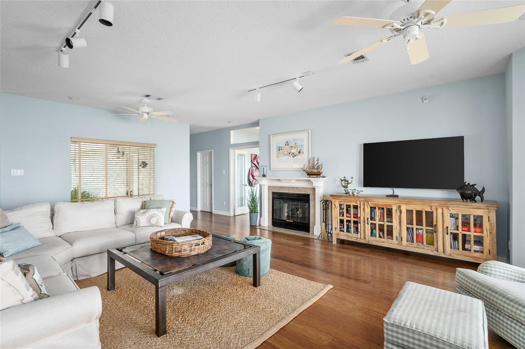 5123 W Bayshore Drive, Bacliff, Texas image 7