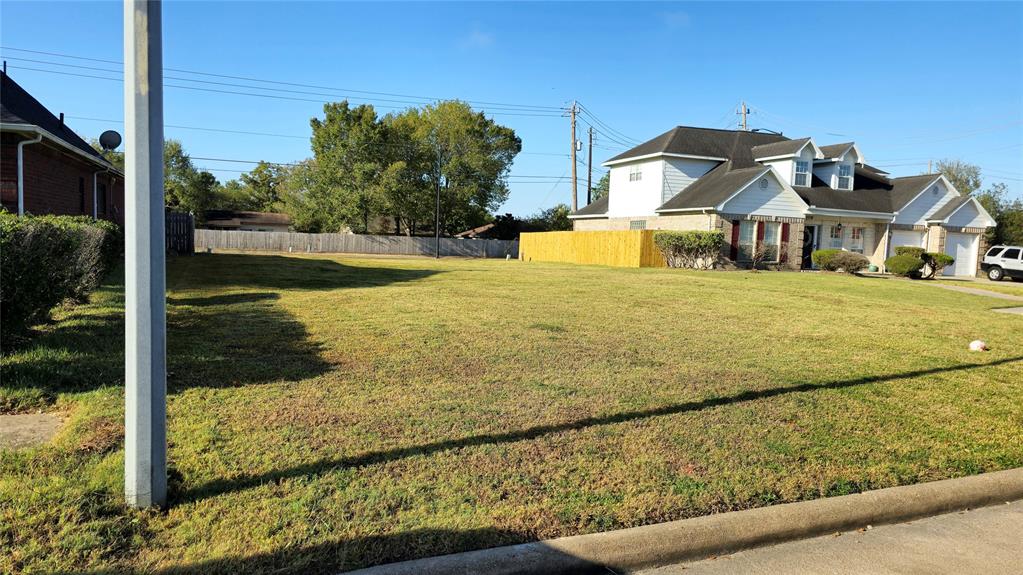 110 Crest Court, Stafford, Texas image 1