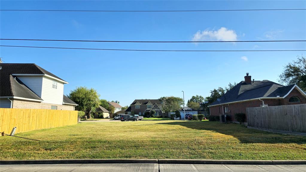 110 Crest Court, Stafford, Texas image 7