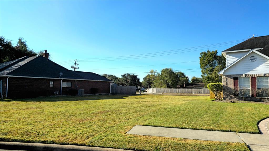 110 Crest Court, Stafford, Texas image 3