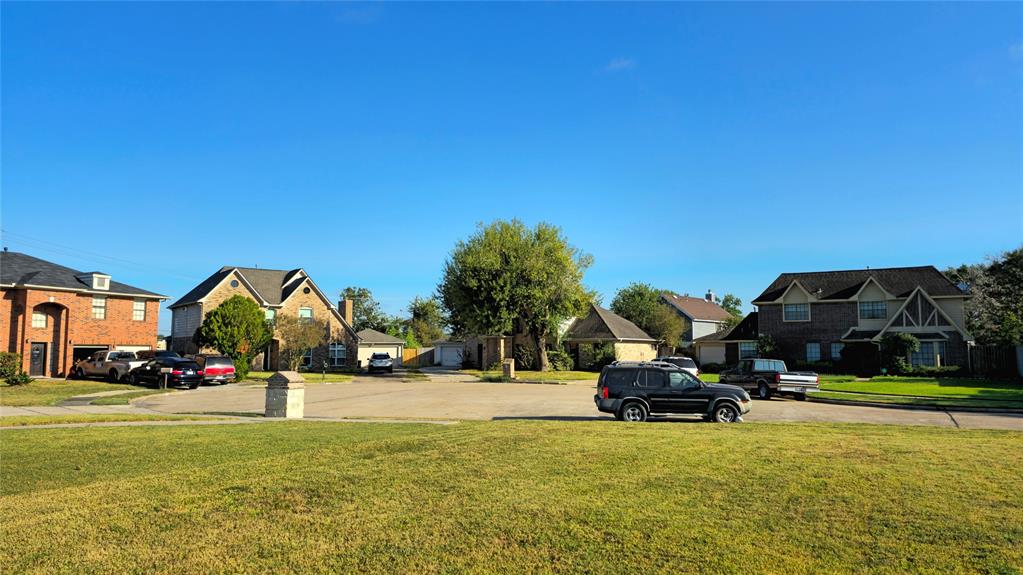 110 Crest Court, Stafford, Texas image 8