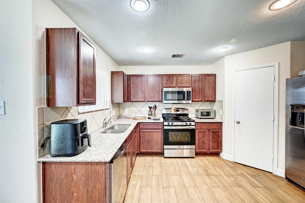 2435 Zephyr Lane, Rosenberg, Texas image 11