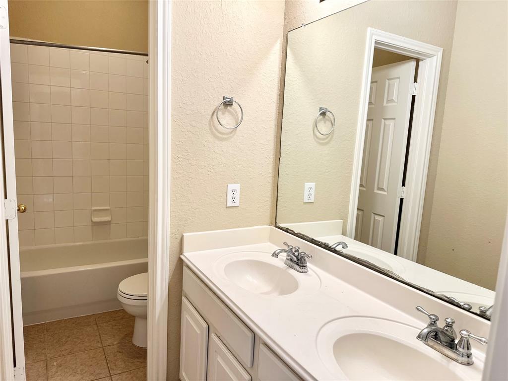 3723 Tumbling Falls Drive, Manvel, Texas image 21