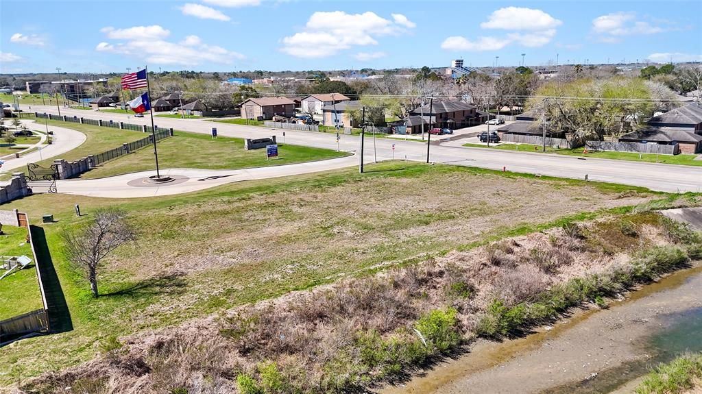 E Fm-517, Dickinson, Texas image 8