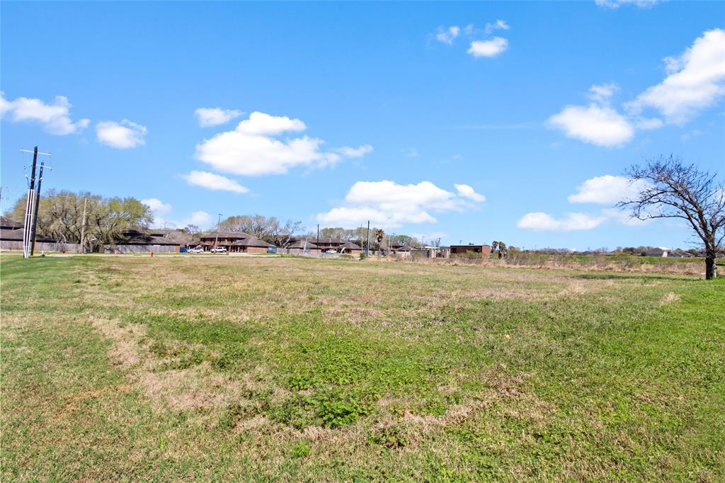 E Fm-517, Dickinson, Texas image 3