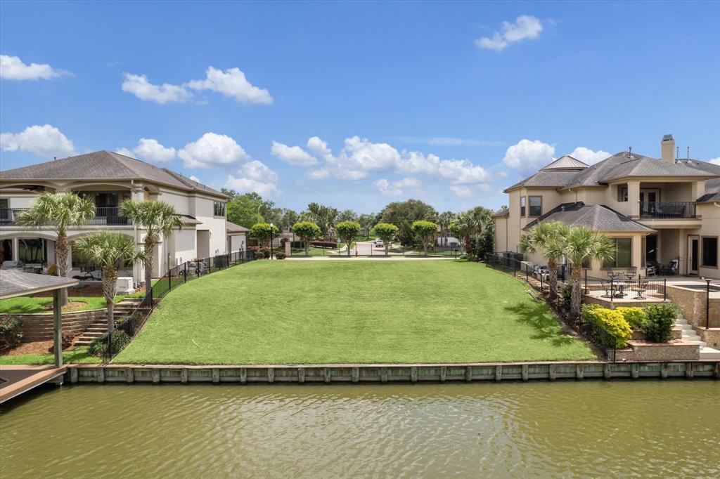 211 Blue Water Way, Kemah, Texas image 2