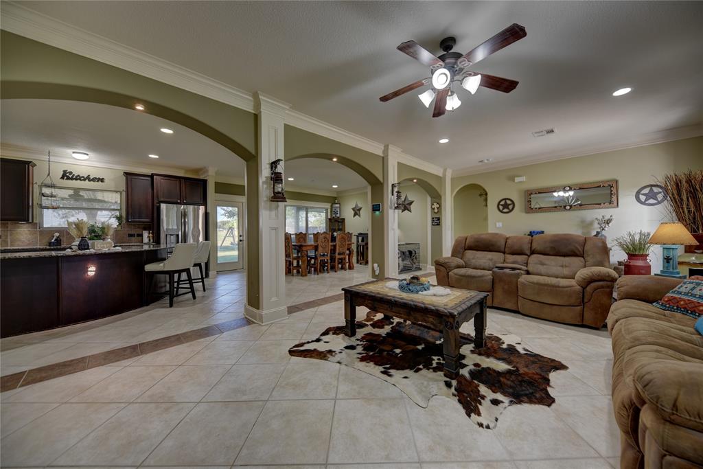 3077 Dees Circle, Sealy, Texas image 9