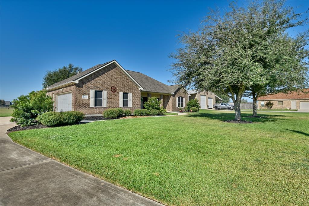 3077 Dees Circle, Sealy, Texas image 2
