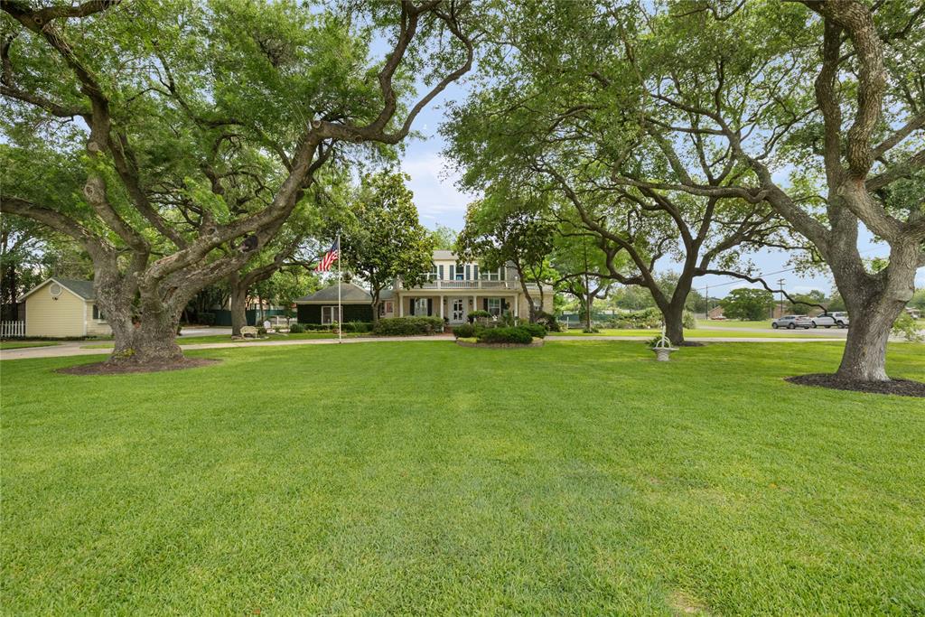 916 E James Street, Baytown, Texas image 2