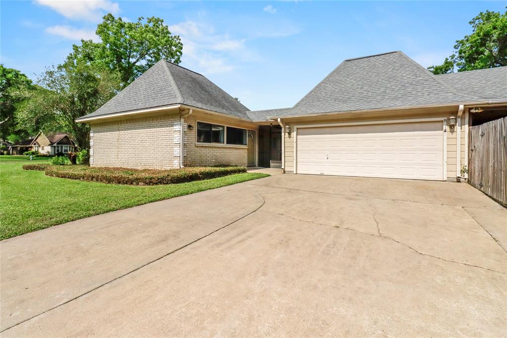 52 Hollyhock Court, Lake Jackson, Texas image 4