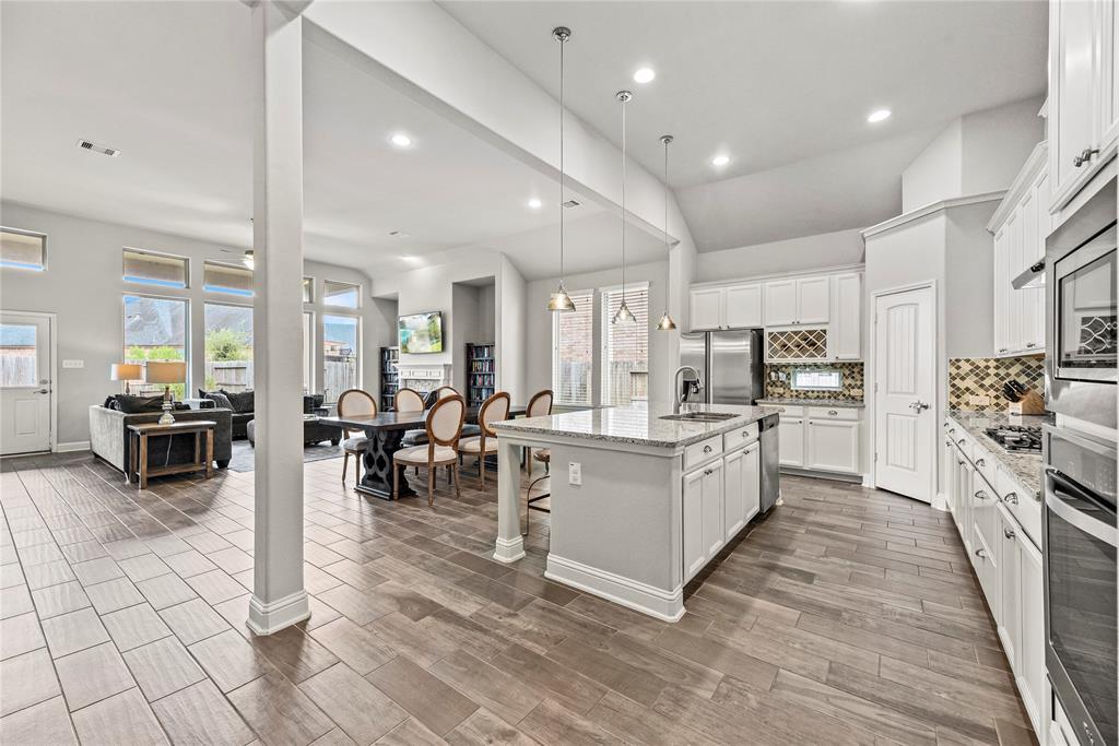 18810 Peachleaf Willow Trace, Cypress, Texas image 12
