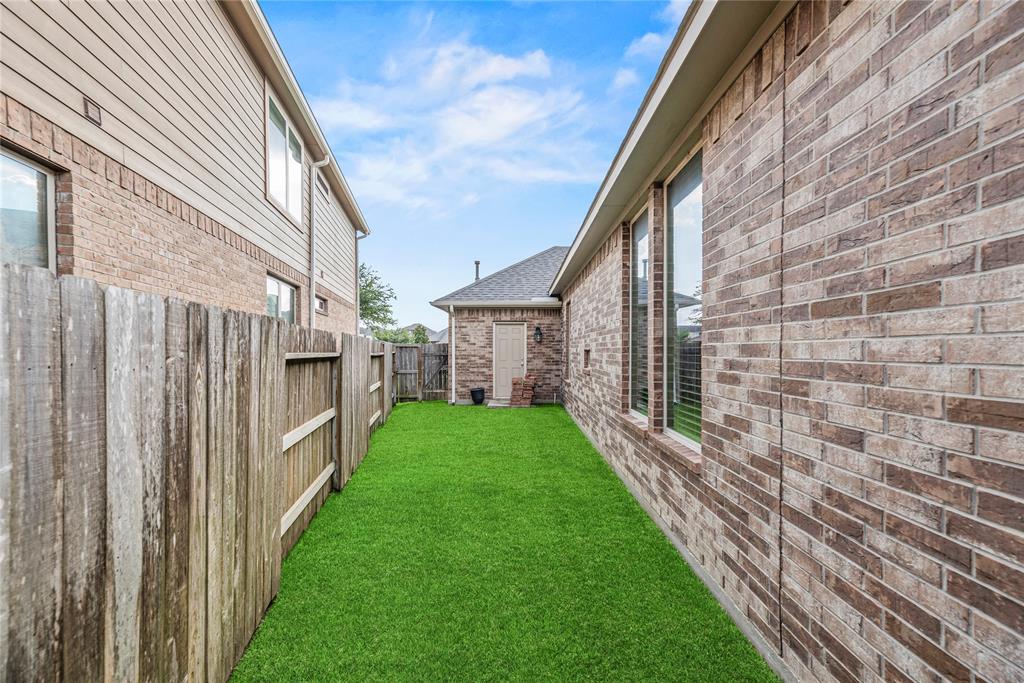 18810 Peachleaf Willow Trace, Cypress, Texas image 34