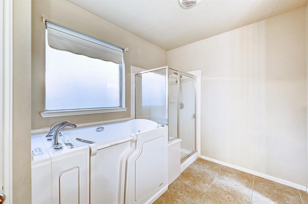 1752 Cypress Meadows Drive, Dickinson, Texas image 32
