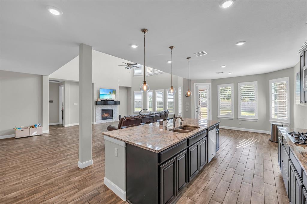 5803 Platinum Lakes Court, Rosenberg, Texas image 9