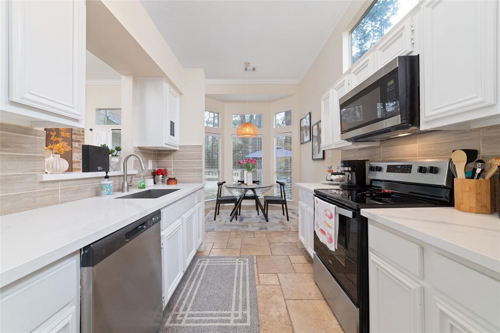 36 N Rain Forest Court, Spring, Texas image 11