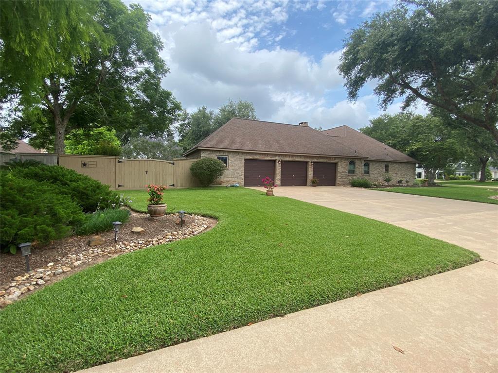 216 Dewberry Drive, Lake Jackson, Texas image 3