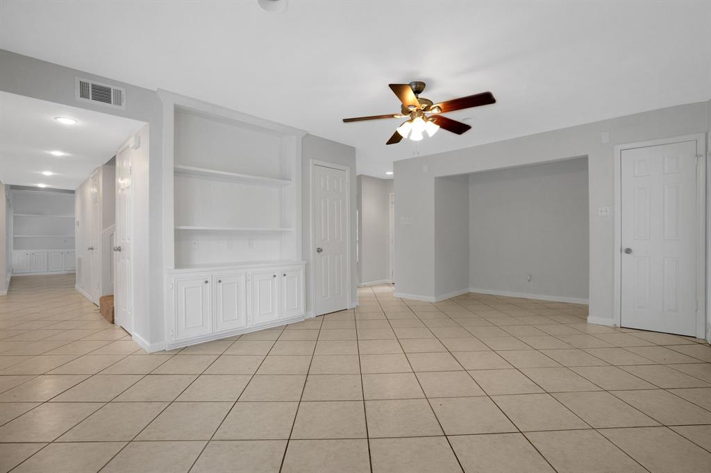 35 Greentree Lane, Conroe, Texas image 9