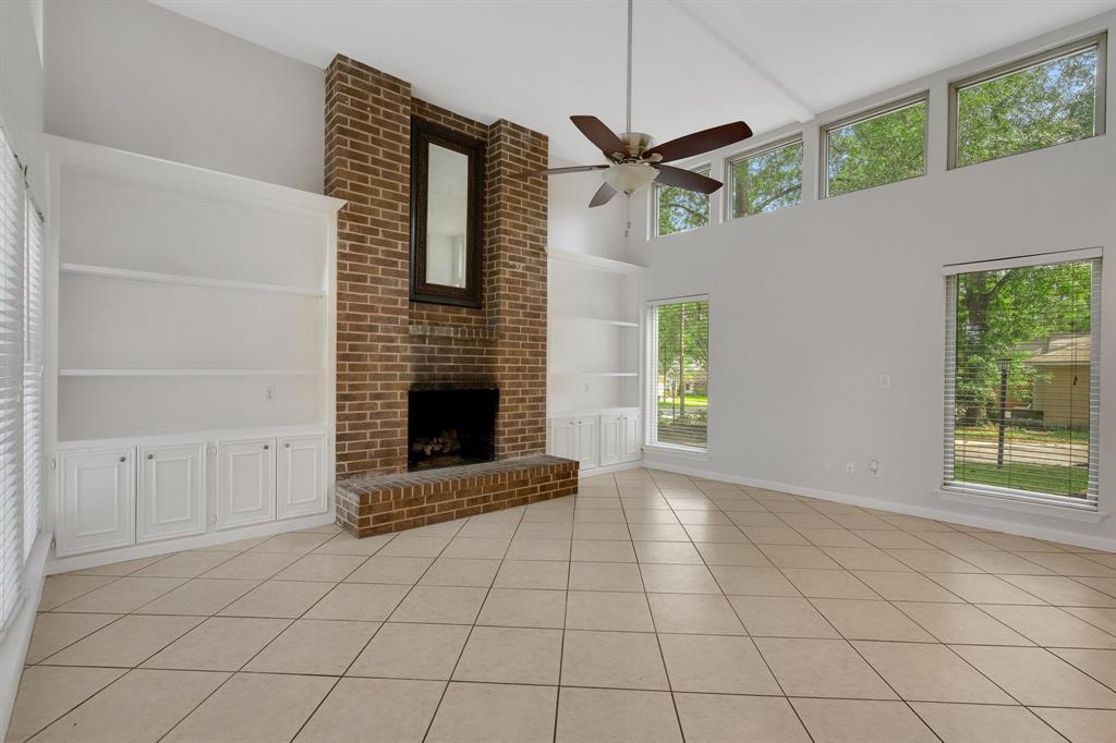 35 Greentree Lane, Conroe, Texas image 3