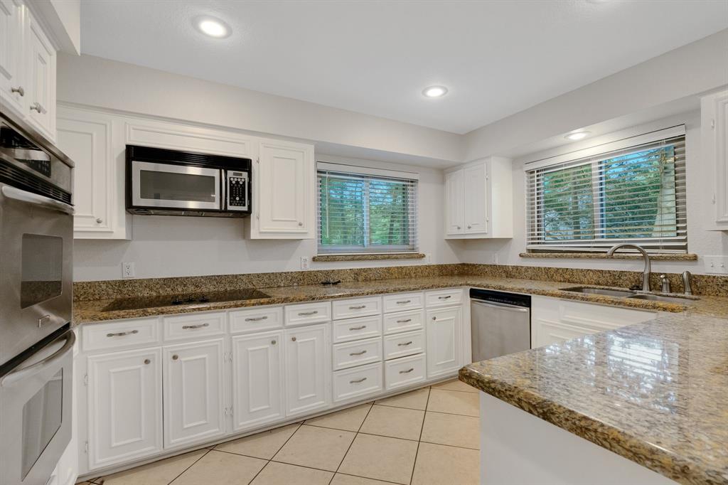 35 Greentree Lane, Conroe, Texas image 8