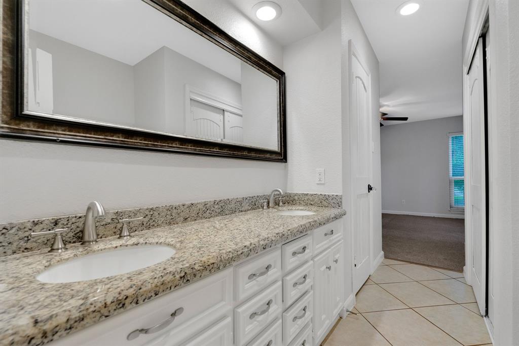 35 Greentree Lane, Conroe, Texas image 12